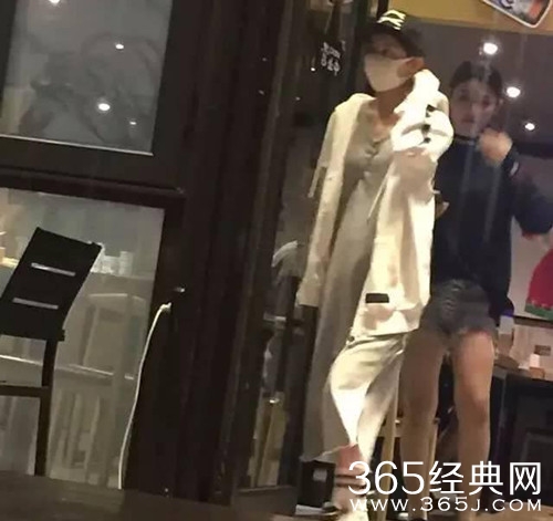 冯绍峰赵丽颖又被偶遇 女方衣着宽松小腹凸起