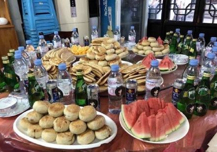 邓伦后援会集资9万应援物是一桌烧饼 他们是这样回应的