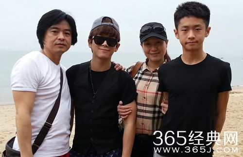 我家那小子武艺弟弟惊喜现身 为给妈妈一个生日惊喜