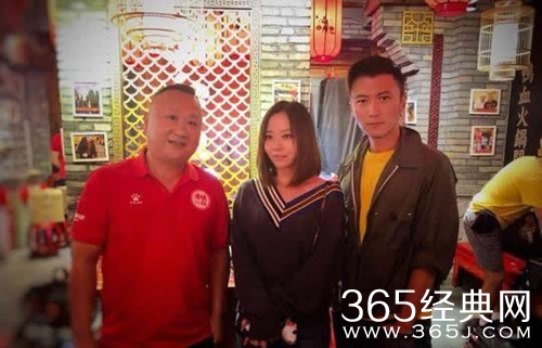 张靓颖录制锋味2018 与谢霆锋现身成都某火锅店