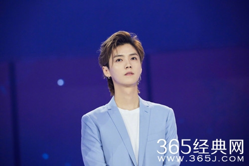 鹿晗衣服重两斤 为演唱会练习跳舞流汗太多