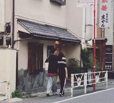 网友日本偶遇郑爽张恒 两人的举动十分恩爱甜蜜