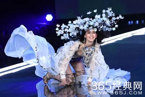 奚梦瑶回应跌倒照被P成表情包 这个回应很给力