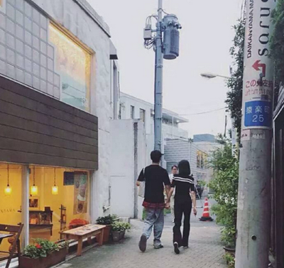 网友日本偶遇郑爽张恒 两人的举动十分恩爱甜蜜
