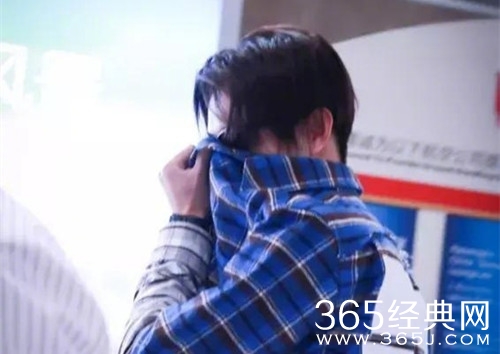 许凯胖了一圈 被粉丝调侃后还害羞地捂脸