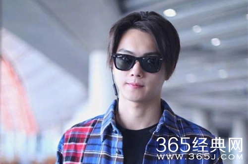 许凯胖了一圈 被粉丝调侃后还害羞地捂脸