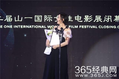 张歆艺挺孕肚出席活动 发福变圆润孕味十足