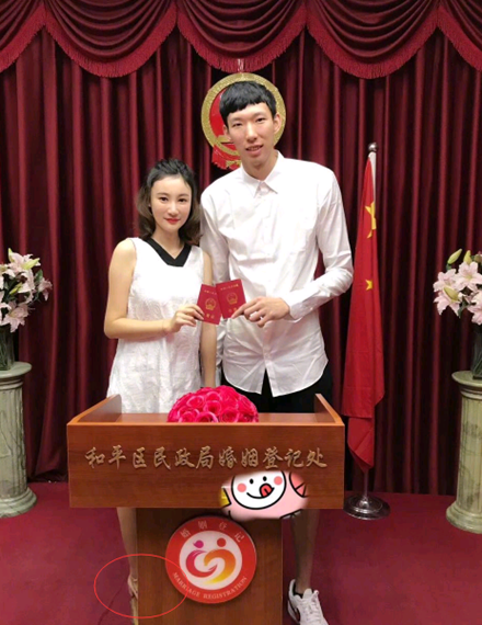 周琦与女友领证结婚 结婚照一个细节引人关注