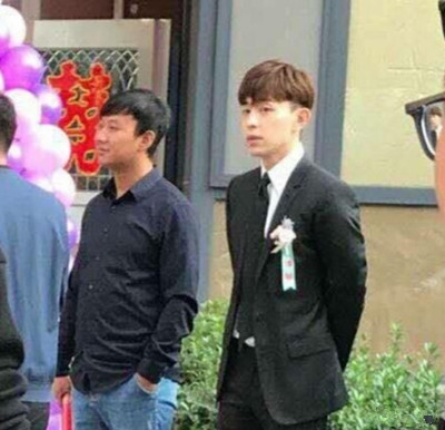 邓伦当伴郎 穿粉裙戴兔耳朵 偶像包袱全无