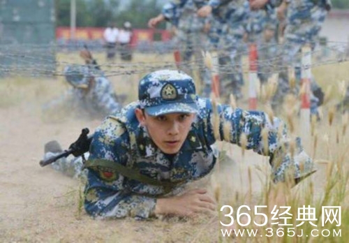 吴磊军训结束晒自拍 褪去小鲜肉的模样 更显刚毅