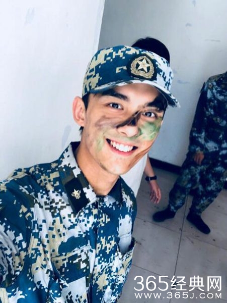 吴磊军训结束晒自拍 褪去小鲜肉的模样 更显刚毅