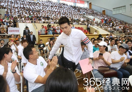 孙杨上体开学典礼发言 表示免费教游泳 引爆全场