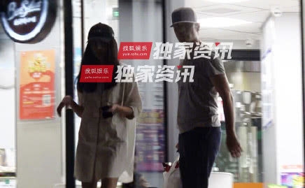 李光洁新恋情疑曝光 女方搀扶其妈妈 非常融洽