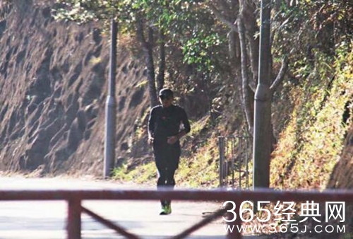 朝阳公园偶遇周润发在晨跑 网友：好羡慕一起晨跑的人