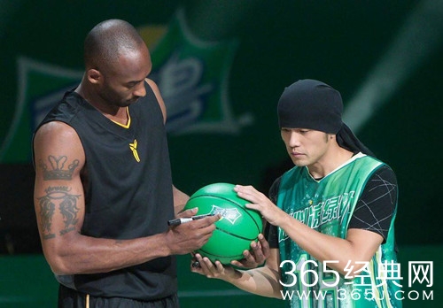 周杰伦曾在科比面前秀腹肌 坦言：当时不知那来的勇气