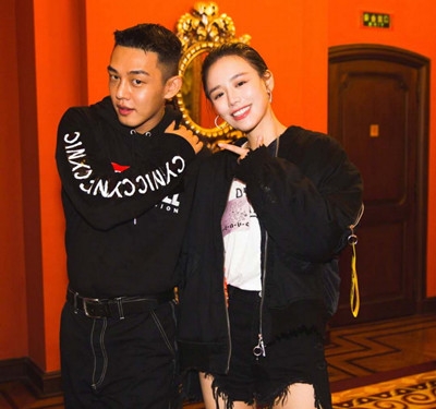 马思纯晒刘亚仁合照 详细记录见到偶像的心情记录