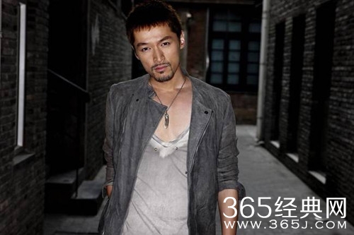 胡歌晒生日自拍 胡子拉碴 自嘲样子老了
