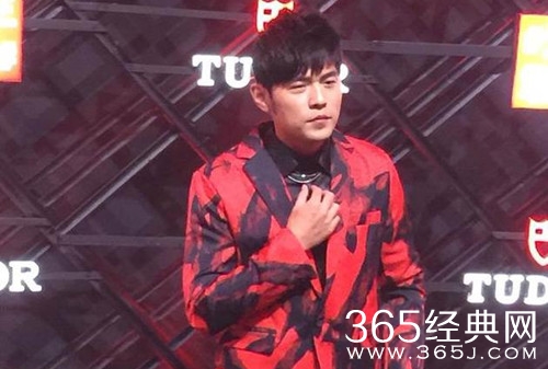 周杰伦曾在科比面前秀腹肌 坦言：当时不知那来的勇气