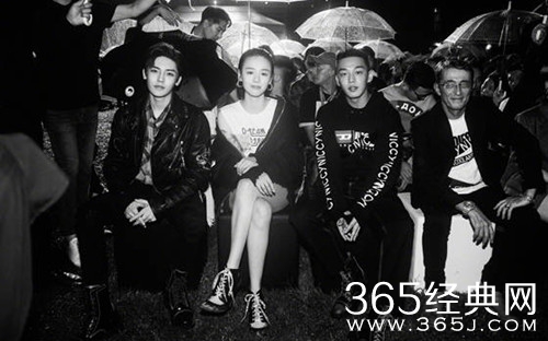 马思纯晒刘亚仁合影 迷妹秒上线