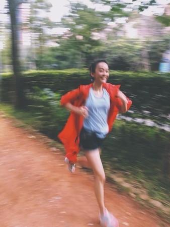 陈意涵挺孕肚跑步 许多粉丝捏了把冷汗
