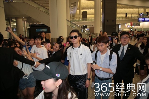 许凯回应机场臭脸：没有不开心，只是喉咙痛