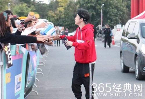 薛之谦现身中国音乐公告牌 为自己的歌曲打榜