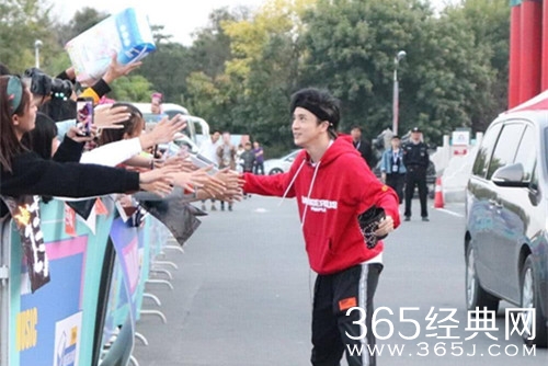 薛之谦现身中国音乐公告牌 为自己的歌曲打榜