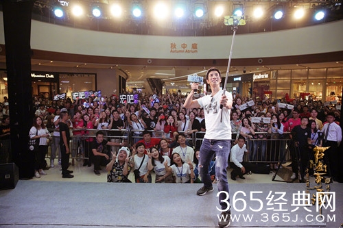 王力宏现身高校吃热干面 学生：担心热干面会涨价