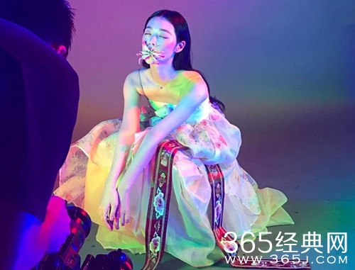 雪莉穿改良韩服被狠批 网友要求其“改邪归正”