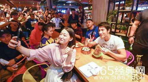 王力宏现身高校吃热干面 网友担心要涨价 老板这样回应