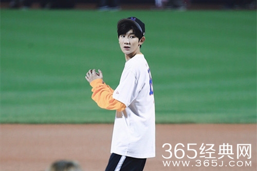 王源为美职棒开球 此前仅有两位华人巨星获得如此殊荣