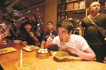 王力宏现身高校吃热干面 学生：担心热干面会涨价