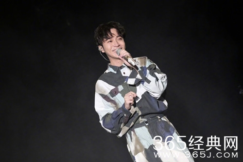 吴青峰怼粉丝 因粉丝不满不及雨给张碧晨 指责弄脏回忆