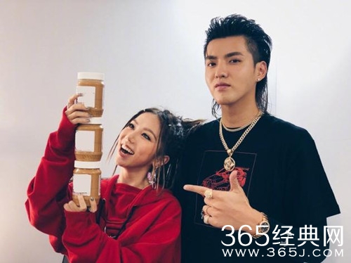 邓紫棋晒与吴亦凡合影 一个青春洋溢一个潇洒帅气