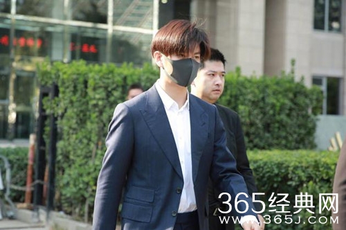 演员王嘉现身朝阳法院 起诉剧组长期超时拍摄压榨演员