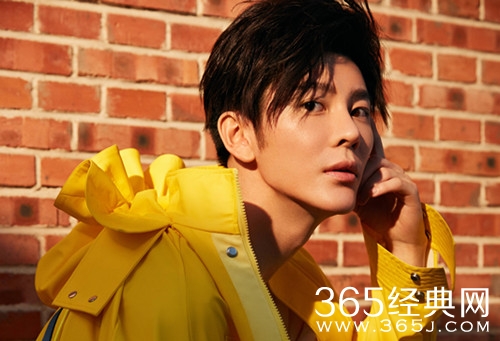 演员王嘉现身朝阳法院 起诉剧组长期超时拍摄压榨演员