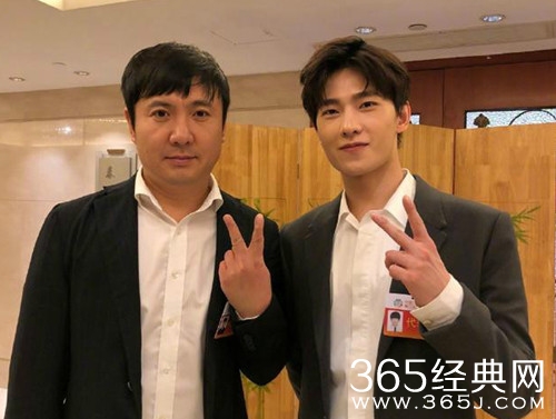 徐峥沈腾合影 虽然看起来很愁 但就是想笑