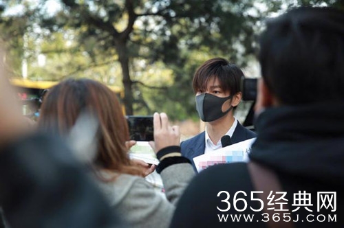 演员王嘉现身法院 对雄孩子影视公司提起诉讼