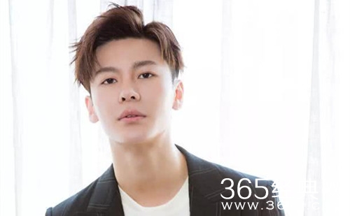 演员王嘉现身法院 对雄孩子影视公司提起诉讼