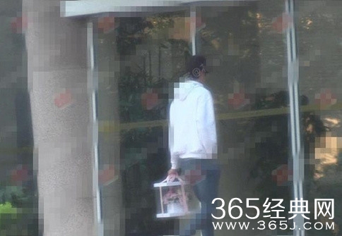 阚清子疑似新恋情曝光 与神秘男子十指紧扣