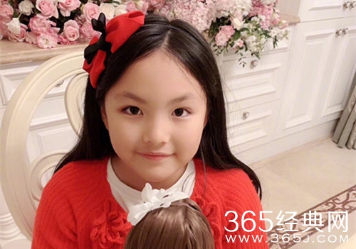 李湘为女儿庆生 一家同框画面温馨 礼物亮了