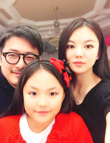 李湘为女儿庆生 一家同框画面温馨 礼物亮了