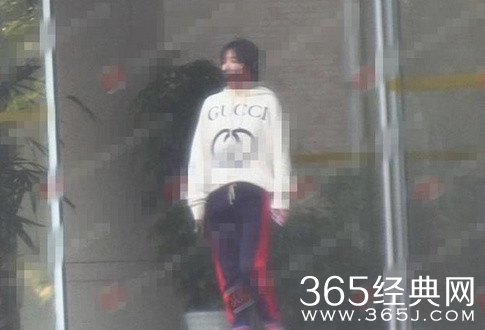 阚清子疑似新恋情曝光 与神秘男子十指紧扣