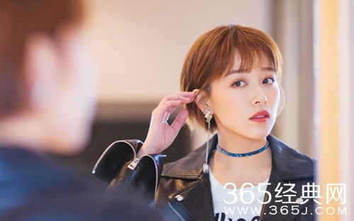 阚清子疑似新恋情曝光 与神秘男子十指紧扣