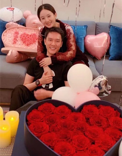 赵丽颖朋友圈发文曝光 晒与冯绍峰亲密合照 甜到齁