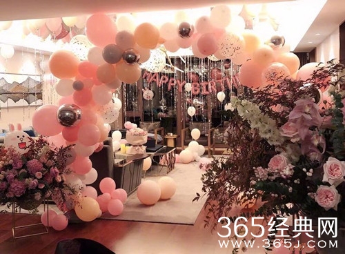 赵丽颖朋友圈发文曝光 晒与冯绍峰亲密合照 甜到齁