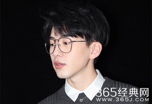 口红王子费启鸣资料介绍 因抖音走红的高颜值小哥哥