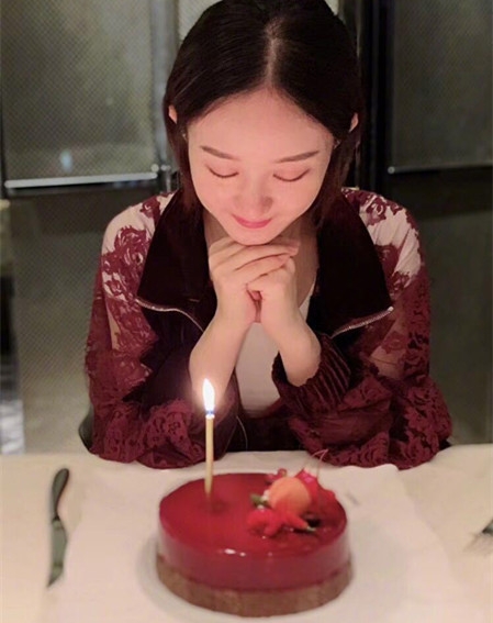 赵丽颖朋友圈发文曝光 晒与冯绍峰亲密合照 甜到齁