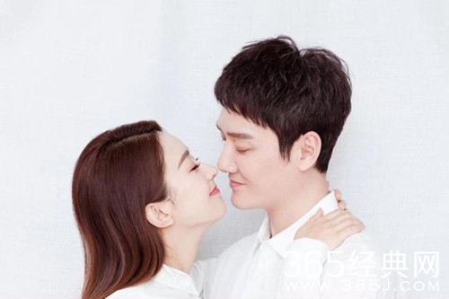 赵丽颖朋友圈发文曝光 晒与冯绍峰亲密合照 甜到齁