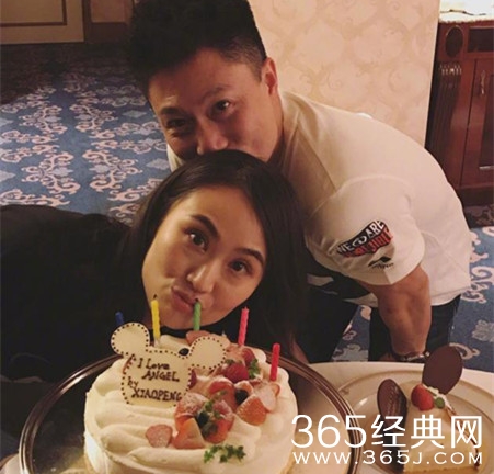 李小鹏晒合照为妻子庆生 羡慕这么多年还这么甜蜜